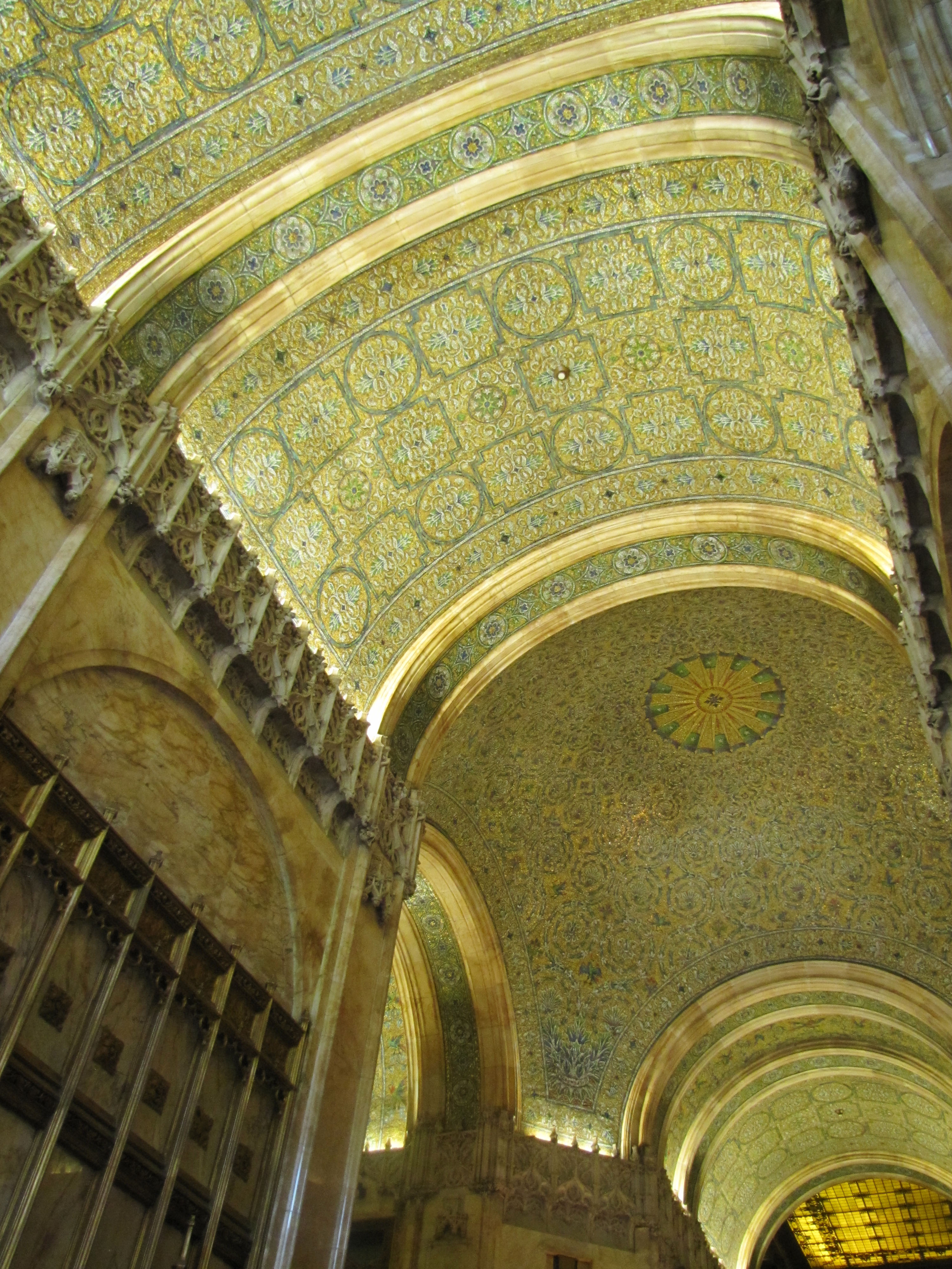 Woolworth Building 大厅的马赛克拱顶和哥特式拱廊