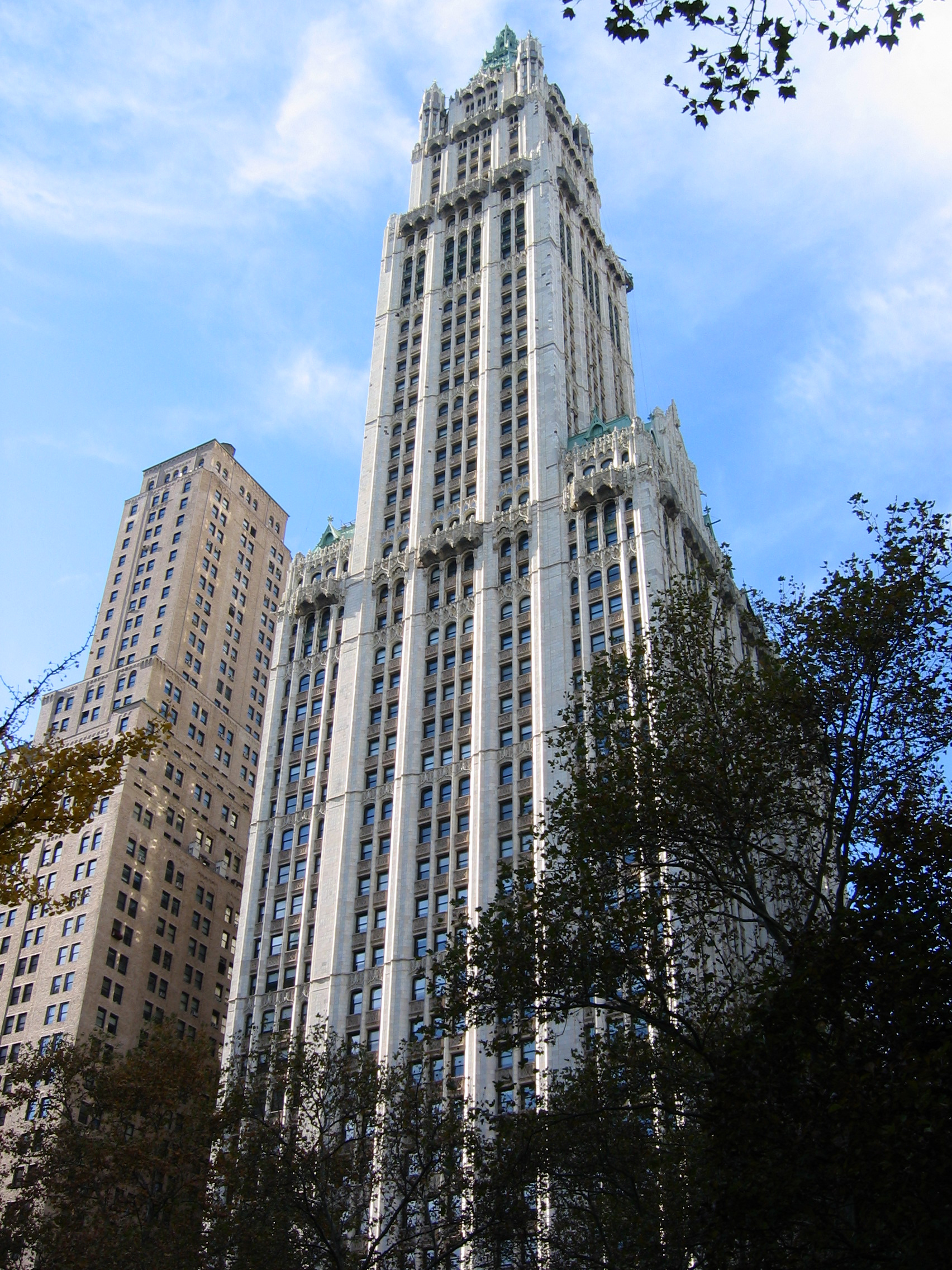 从 City Hall Park 看 Woolworth Building 全貌