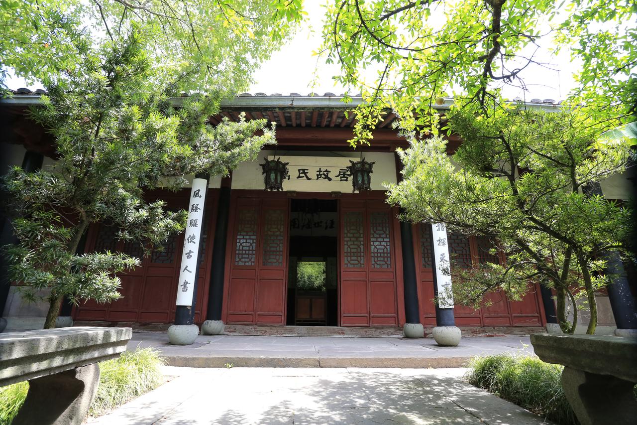 白云庄正门外景,白墙黑瓦与木门