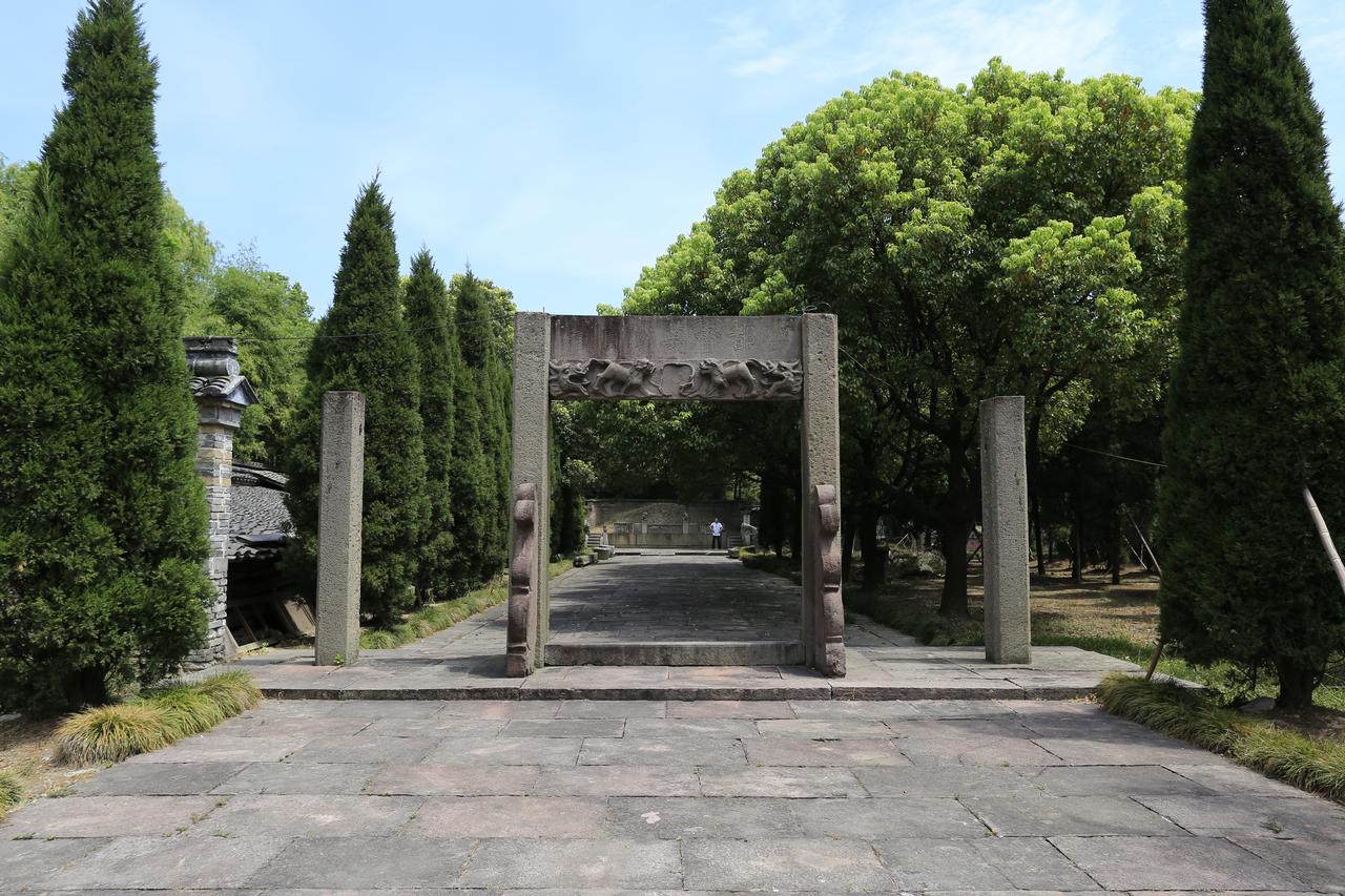 万邦孚墓道明代石牌坊,刻有"明都督万公贞藏"