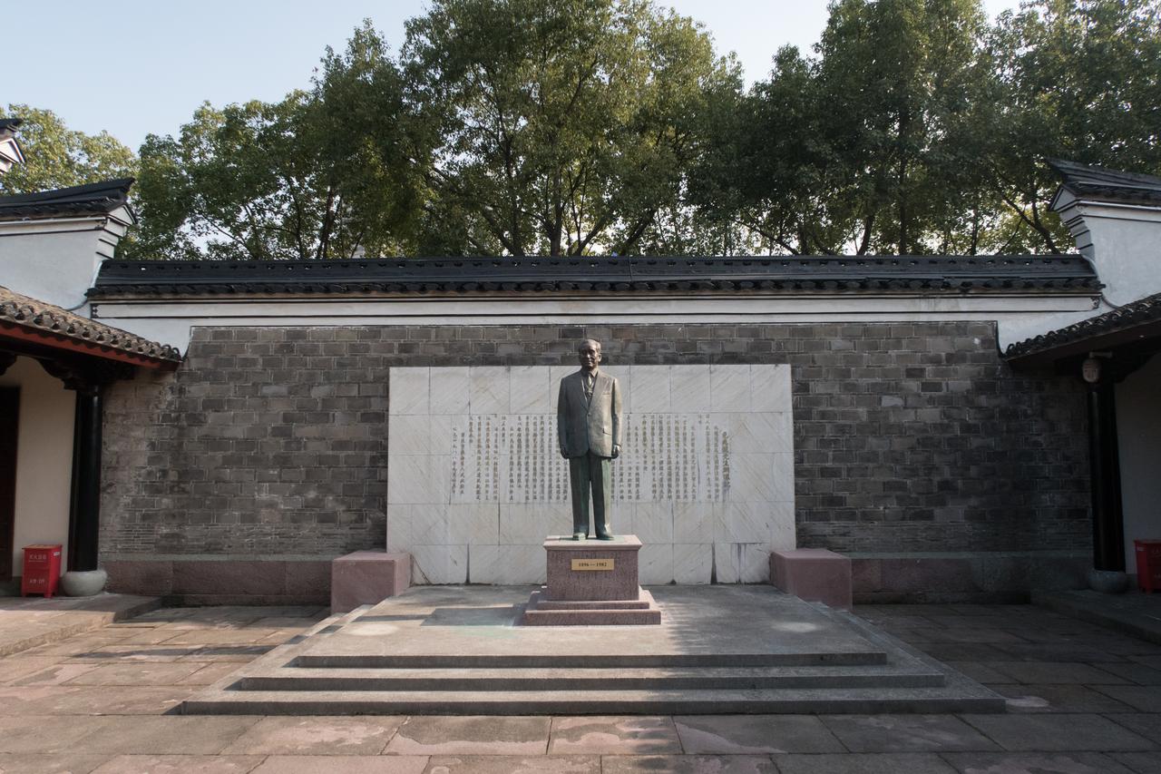 包兆龙铜像及其底座铭文