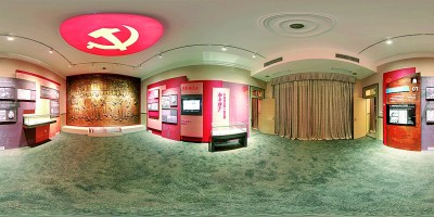 宁波工业设计博物馆内部，保留的老厂房钢架结构与现代展陈相结合