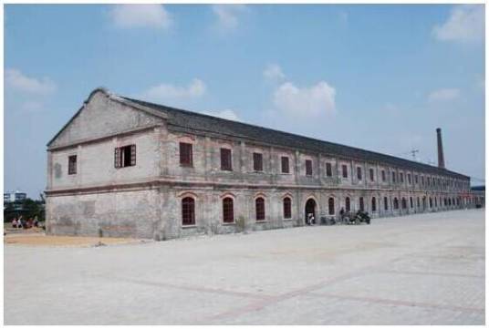 和丰纱厂厂区的老工业建筑与红砖烟囱