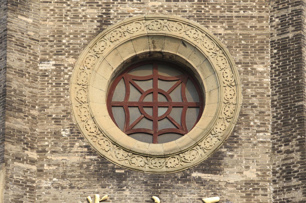 教堂建筑细部:尖券门窗与青砖外墙