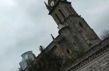 百年堂建筑外观：砖砌结构与拱形窗