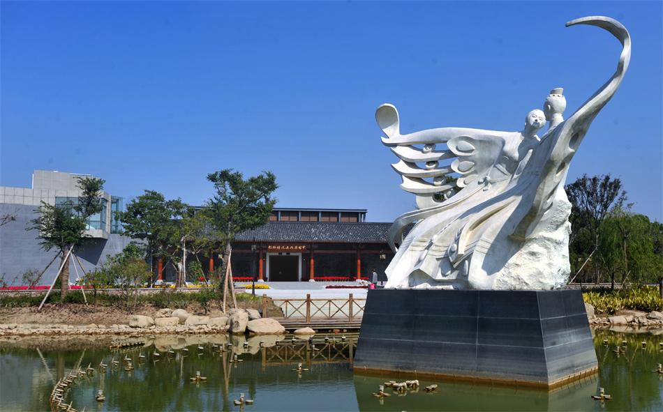 梁祝文化公园内梁山伯与祝英台雕塑