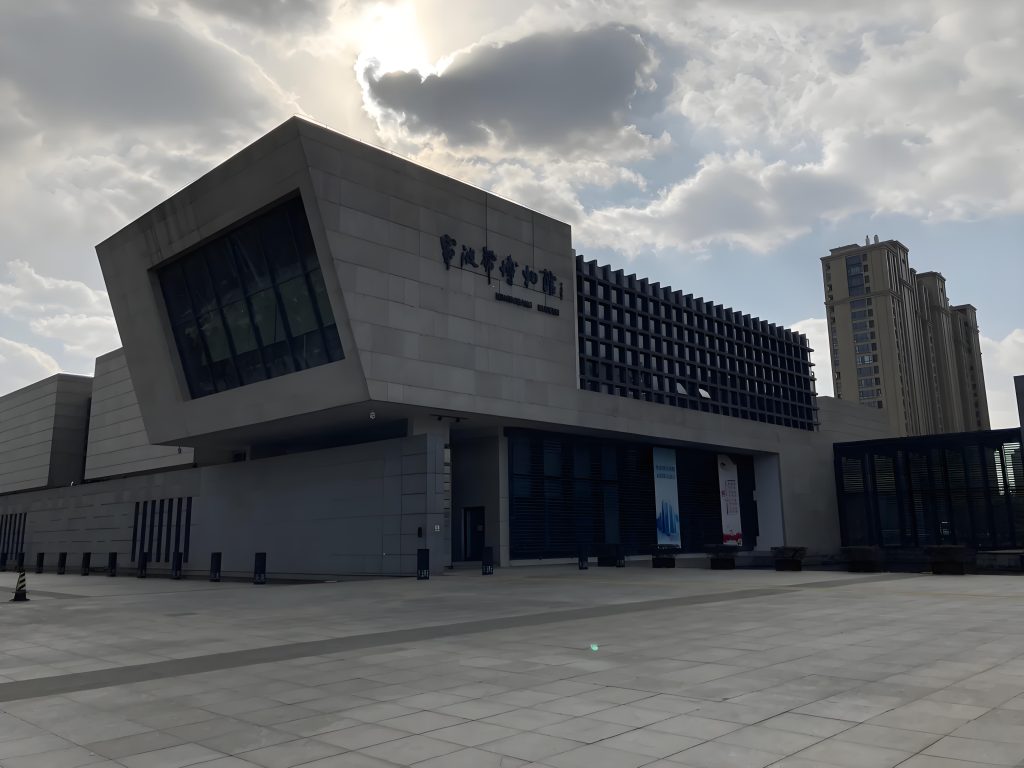 宁波帮博物馆内展览场景，展示宁波帮在上海等口岸的商业历史