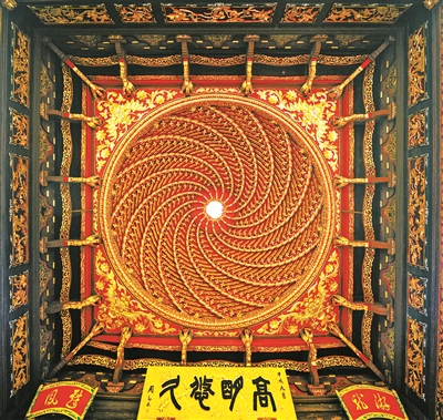 秦氏支祠戏台螺旋藻井：十六层如意斗拱盘旋而上