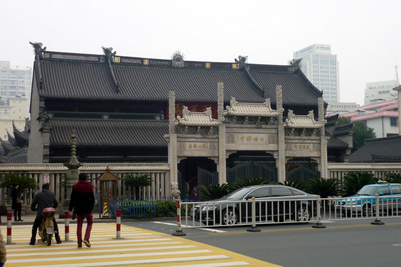 七塔寺建筑群与背后高层写字楼同框