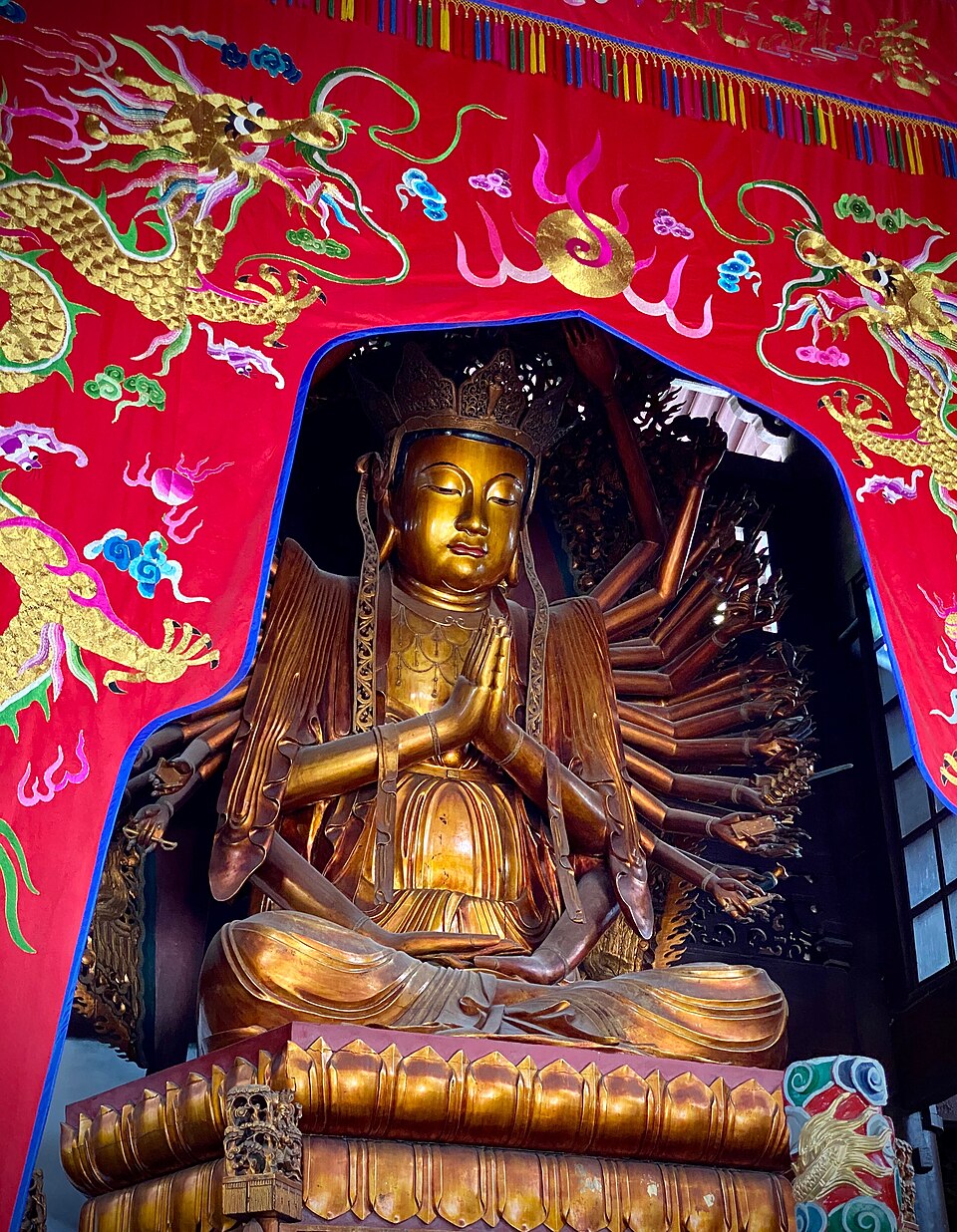 圆通宝殿内千手观音像