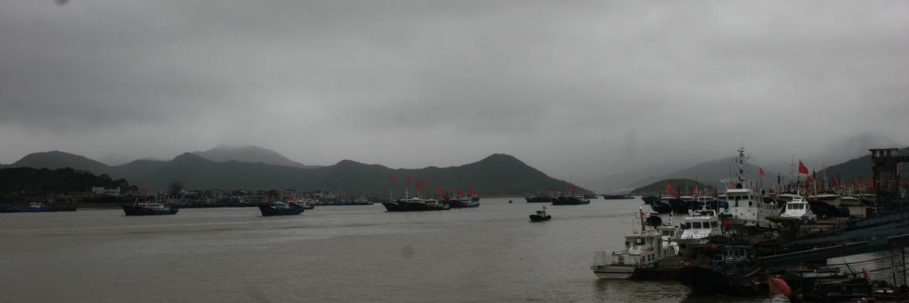 石浦渔港全景：月牙形港湾中停泊的渔船