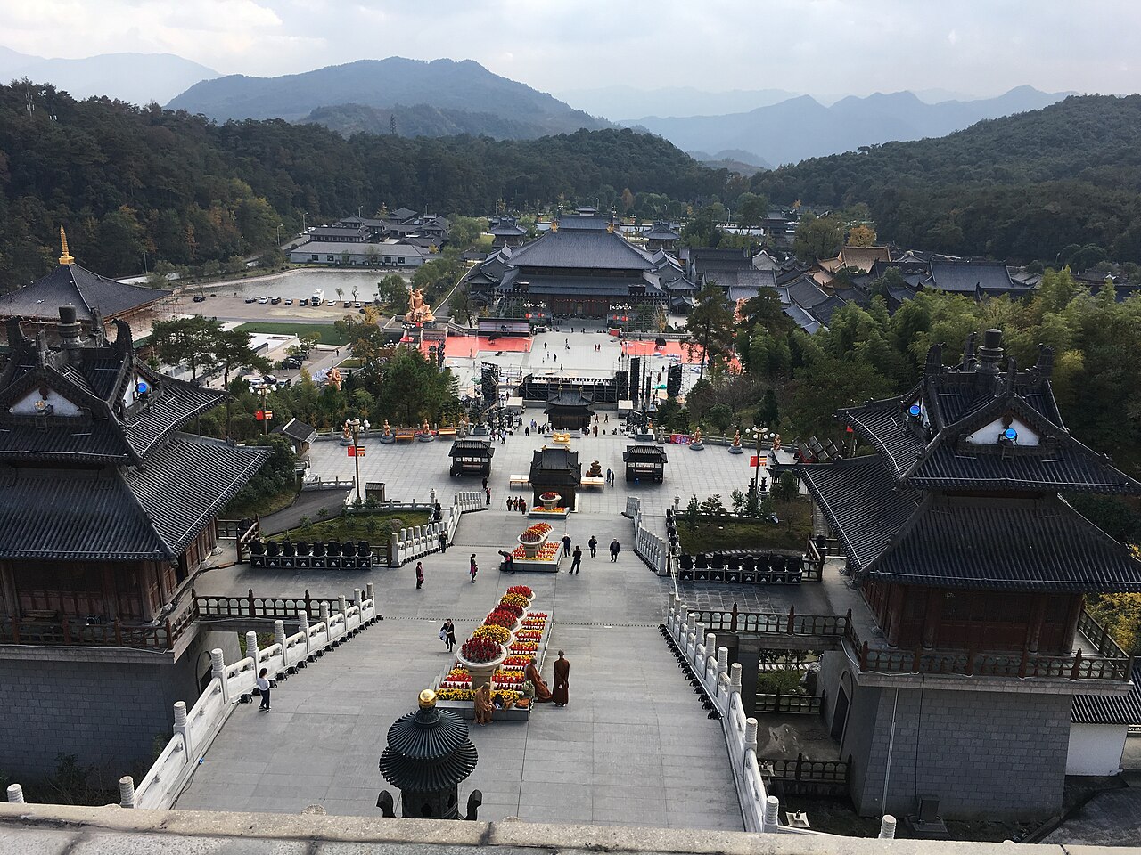 雪窦寺弥勒大佛近景：铜板拼接与"人间弥勒"题字