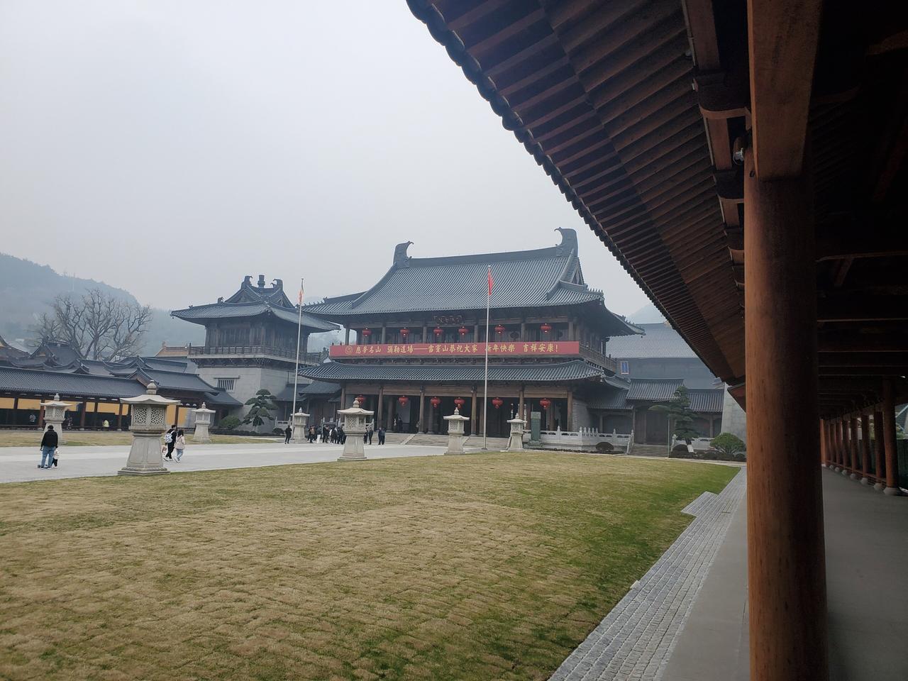 雪窦寺"晋代古刹"牌匾与寺院入口