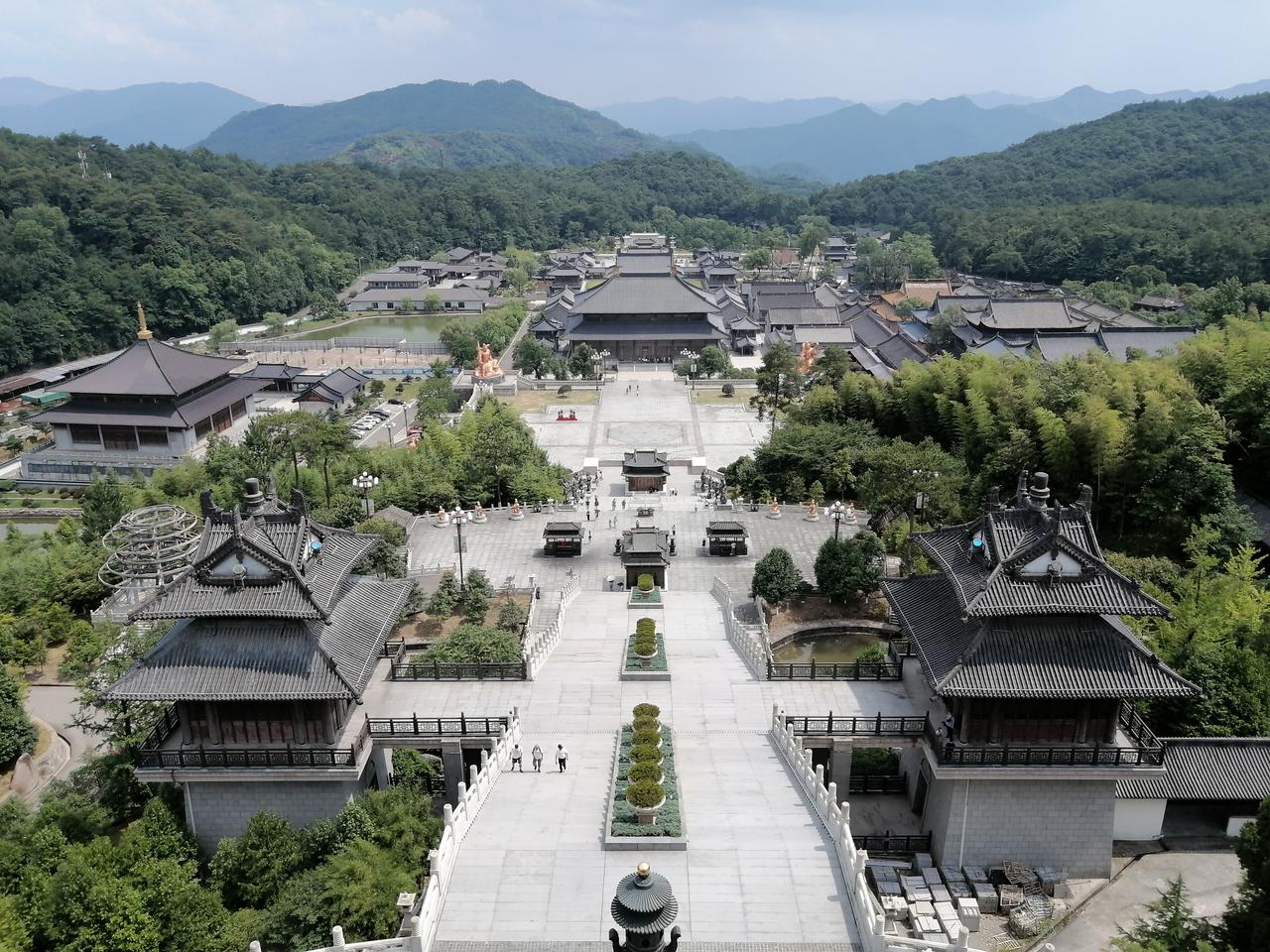 雪窦寺弥勒大佛全景：56.74米高青铜坐像坐落在雪窦山山坡上