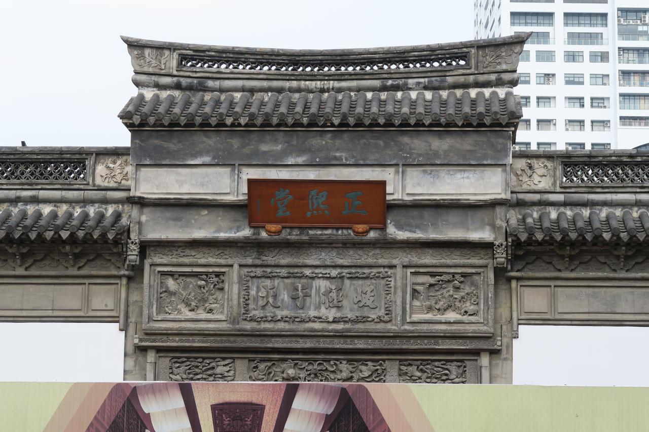药皇殿外景：清水砖墙与天一广场现代建筑相邻