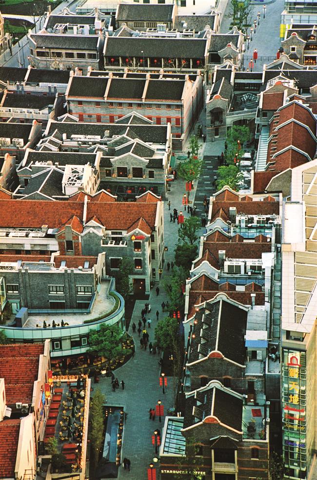 1844新天地街区鸟瞰,可见"1844"标识和红砖建筑群与现代商街的并置。