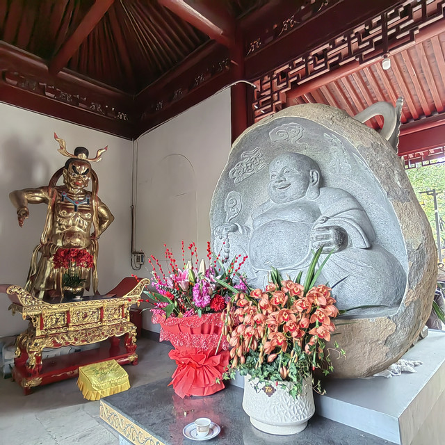 岳林寺内供奉的布袋和尚(弥勒)像