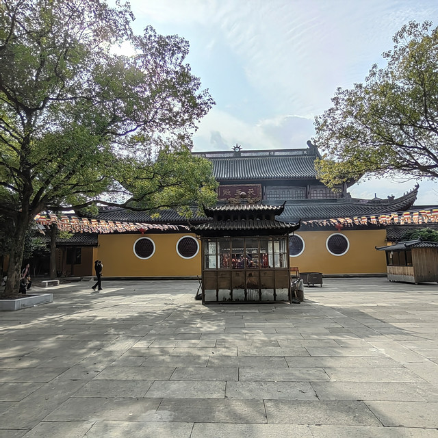 岳林寺黄墙与檐角,当代重建的佛教建筑