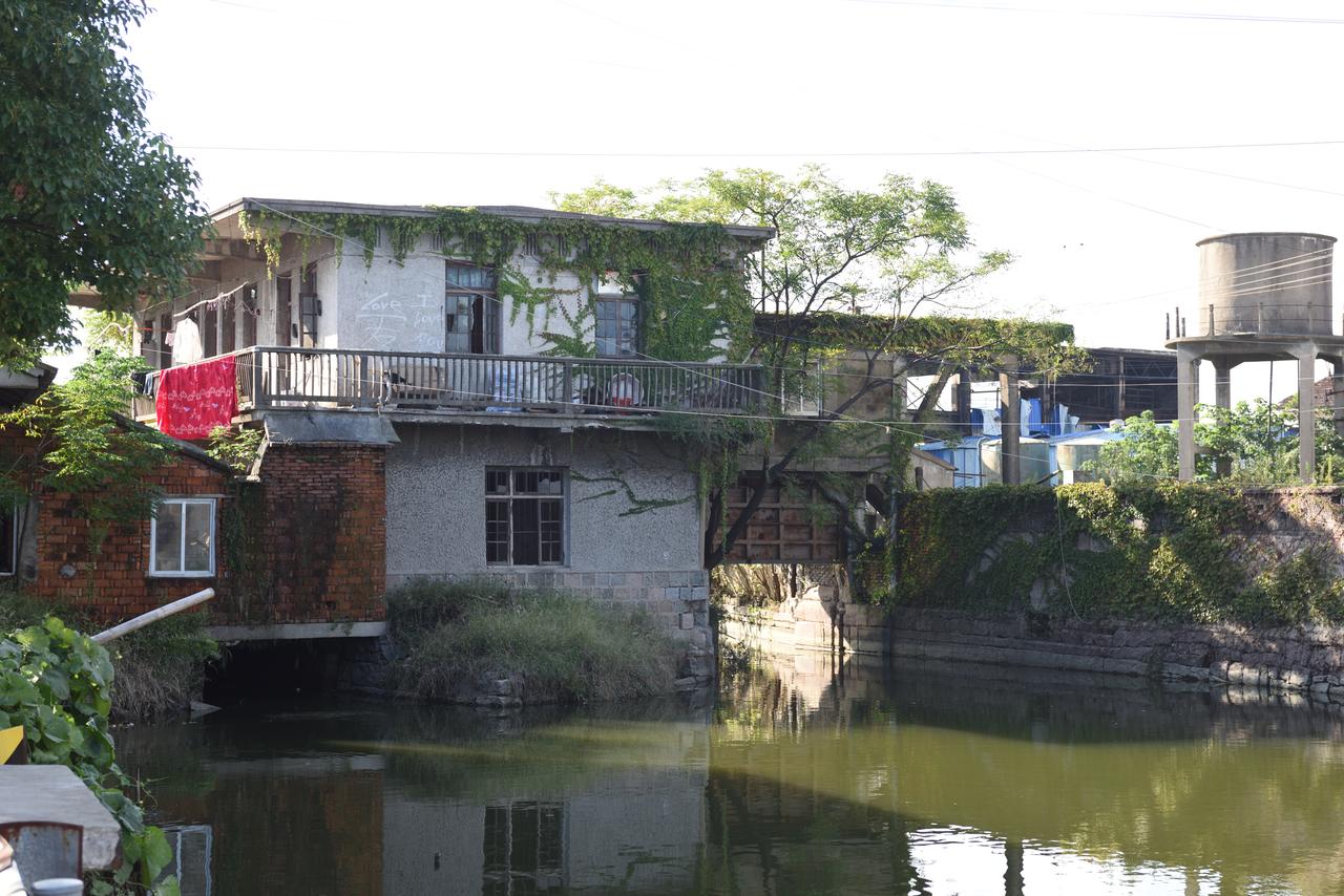 大西坝遗址全景：混凝土水闸和翻水泵站