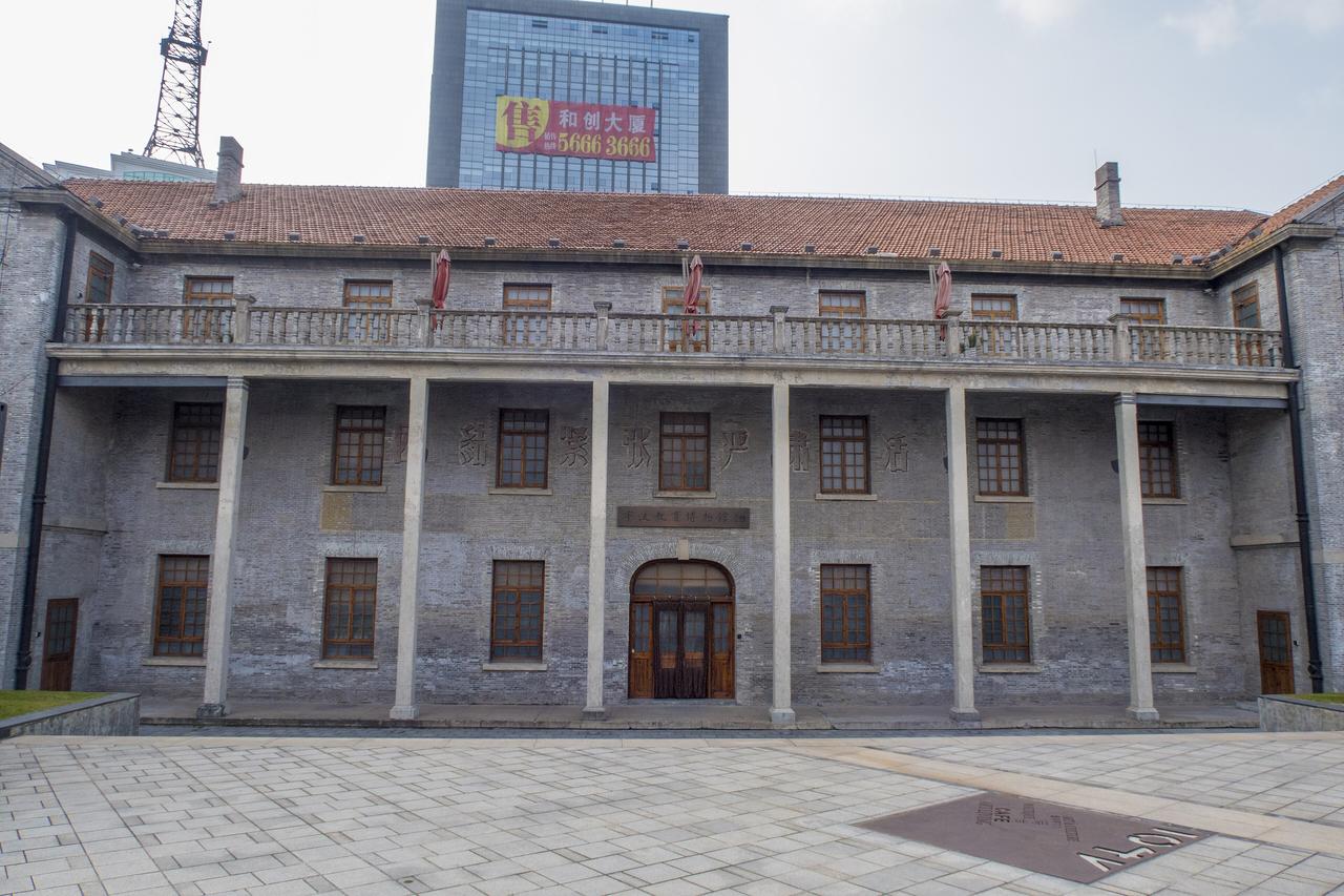 博物馆建筑侧面与城市环境