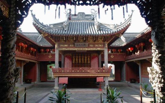 庆安会馆正面门楼,砖雕与石狮