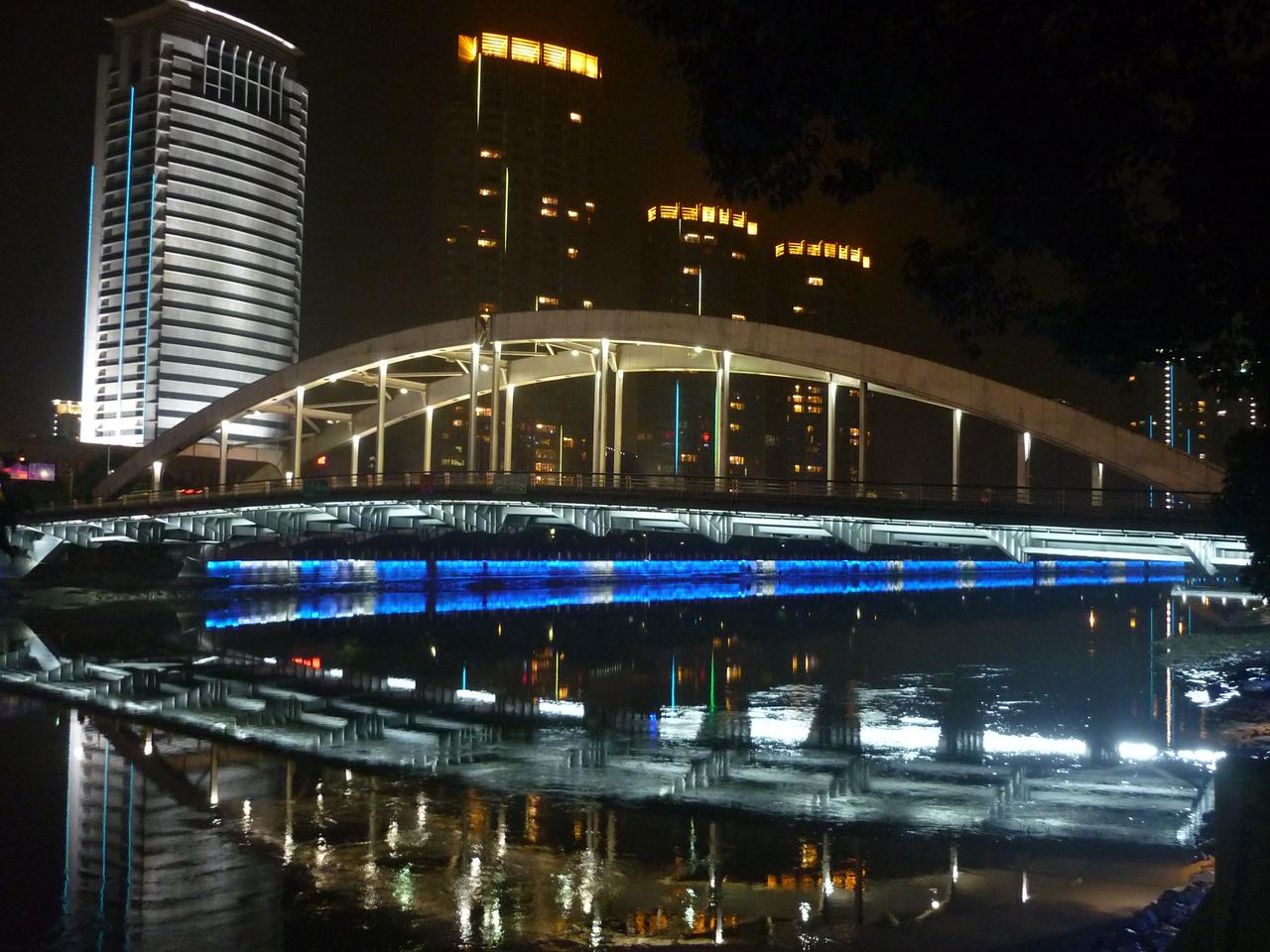 灵桥夜景:银灰色的钢桁架拱桥横跨奉化江