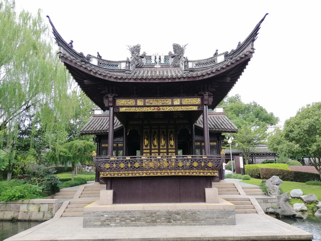 月湖柳汀与湖面景观，传统亭阁与绿树倒映水中