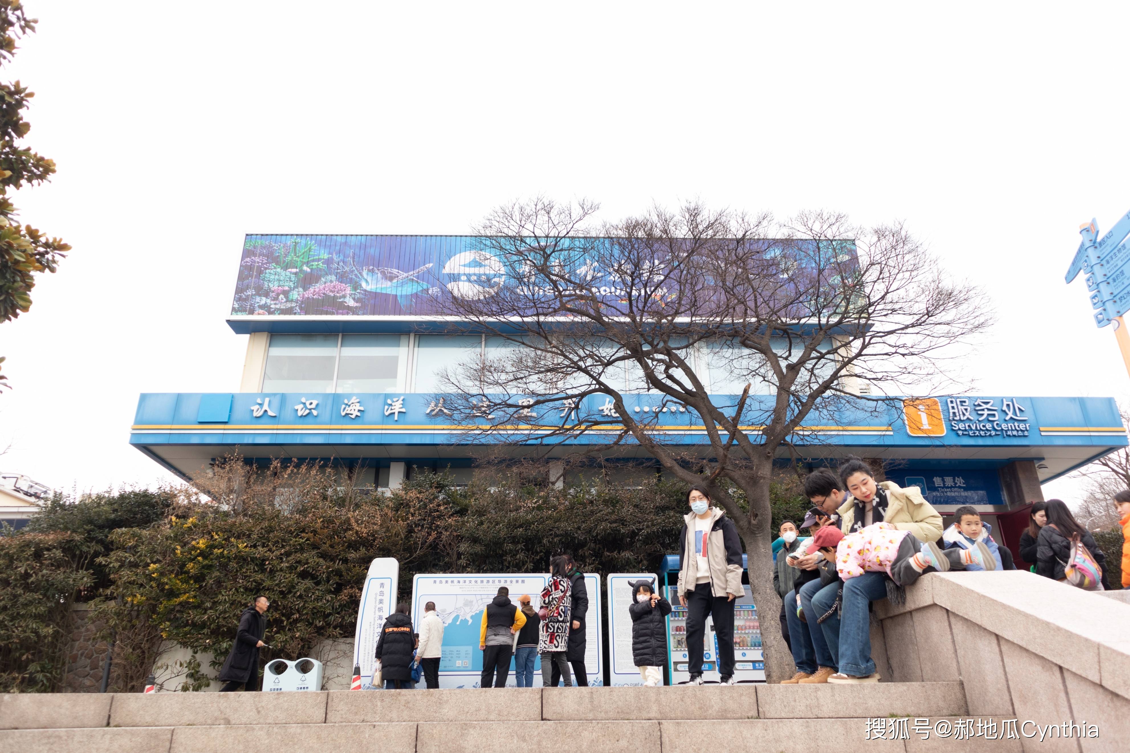 水族馆内部的海洋生物展缸