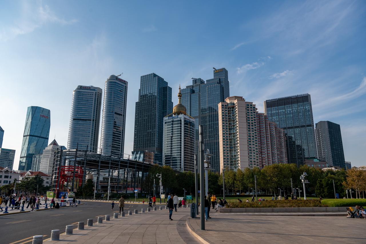 五四广场段的开阔步道与统一景观设计