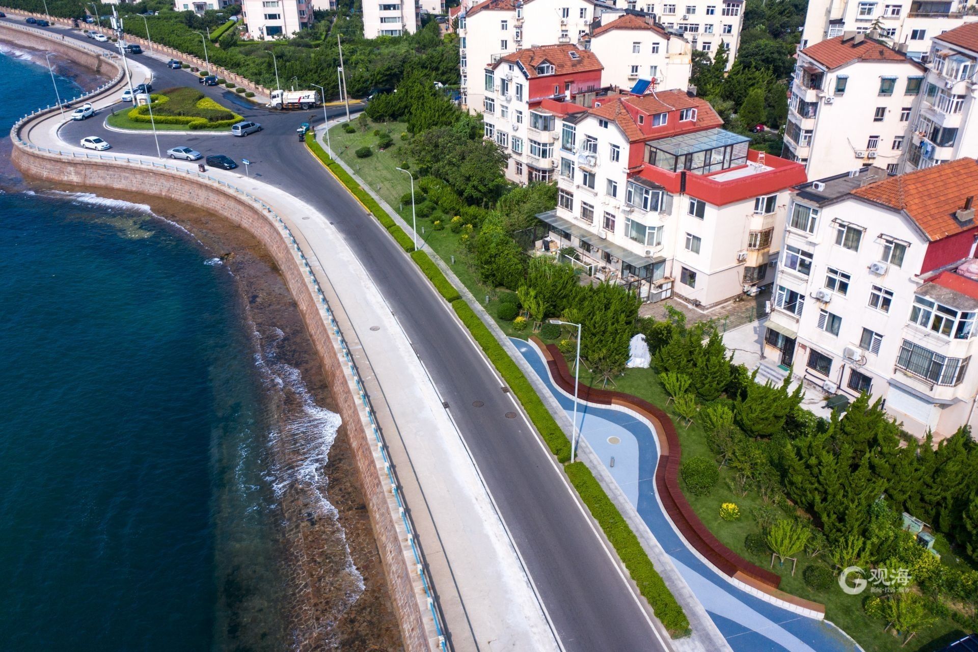 滨海步行道西陵峡路段的木栈道,紧邻海岸线延伸