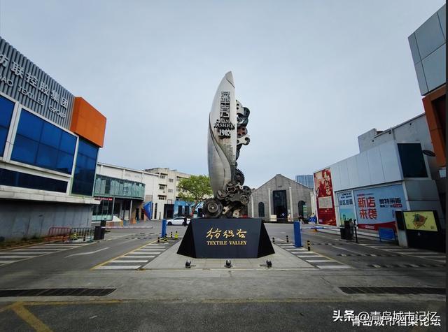 纺织谷入口处的工业风雕塑,齿轮与纺织梭造型暗示园区从纺织工业转型而来