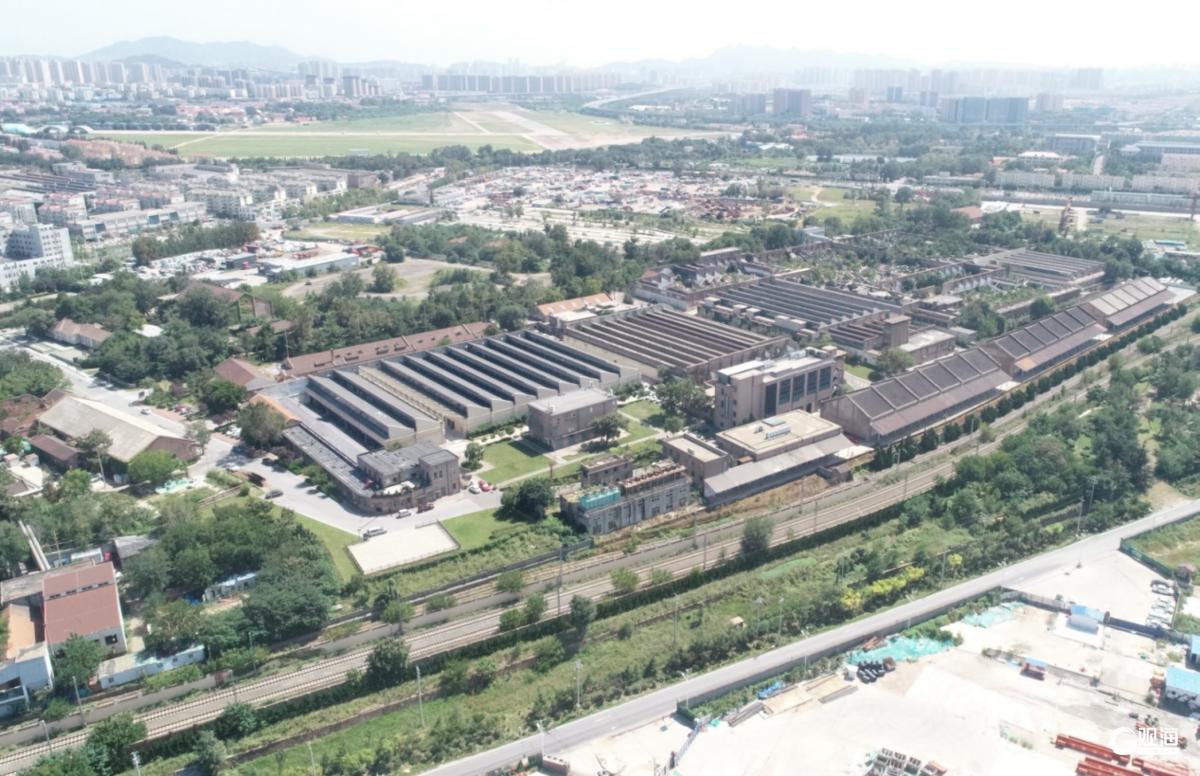 国棉六厂厂区鸟瞰,锯齿形厂房和铁路专用线清晰可见,展示工业建筑的大尺度布局