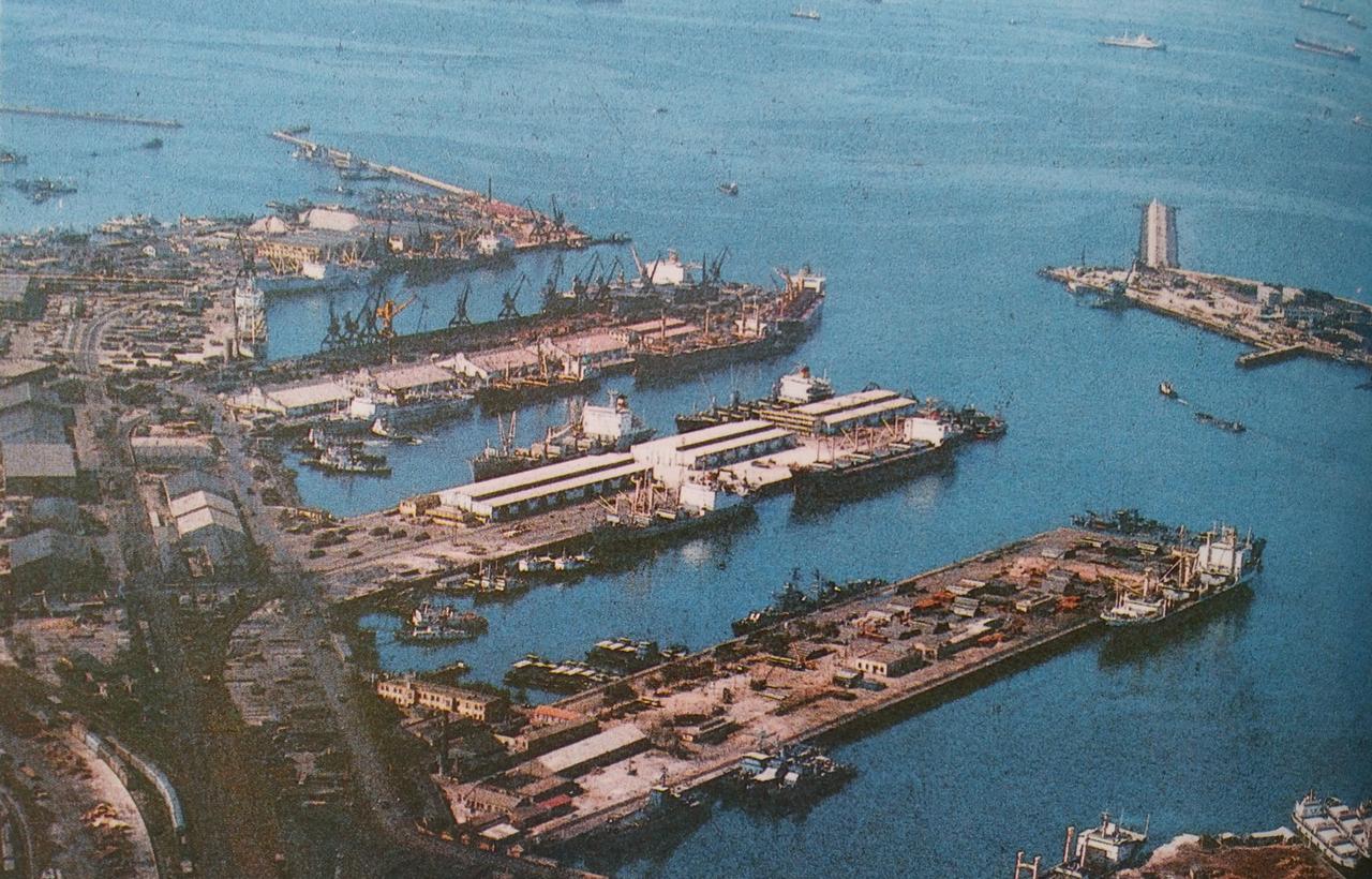 1980 年代的大港：集装箱码头繁忙作业