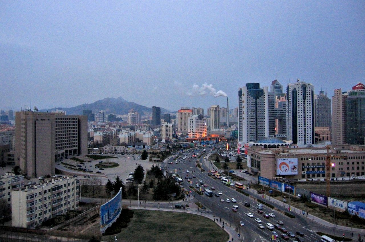 青岛市政府及香港中路 2002 年俯瞰