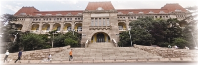 远眺胶澳总督府，建筑矗立在观海山南麓的坡地上，俯瞰青岛城区
