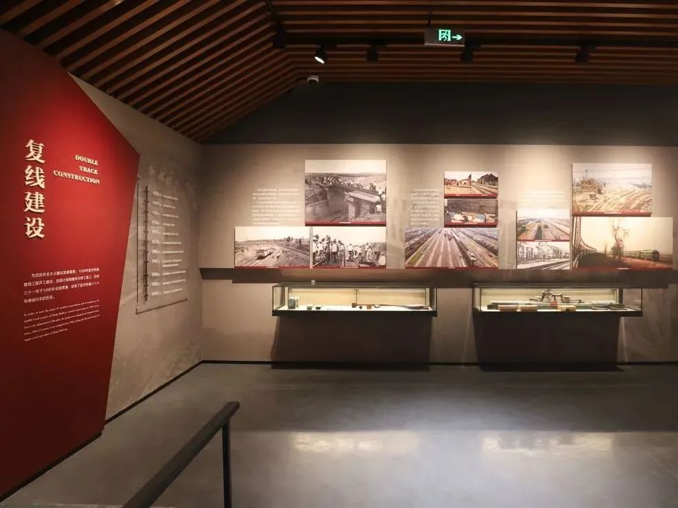 胶济铁路零公里博物馆内部展陈，展示铁路历史文物