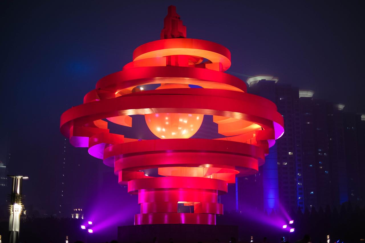 五月的风雕塑夜景