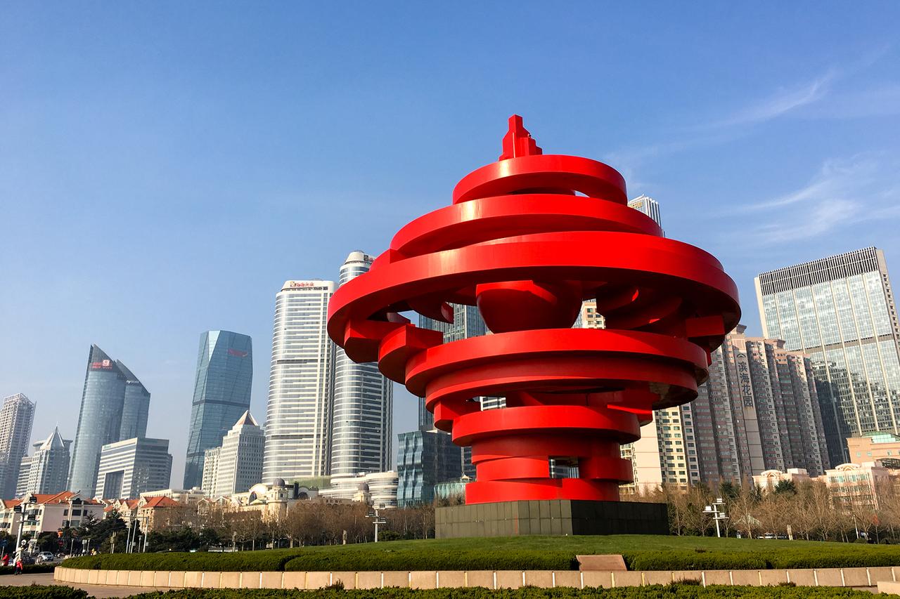 五月的风雕塑日景