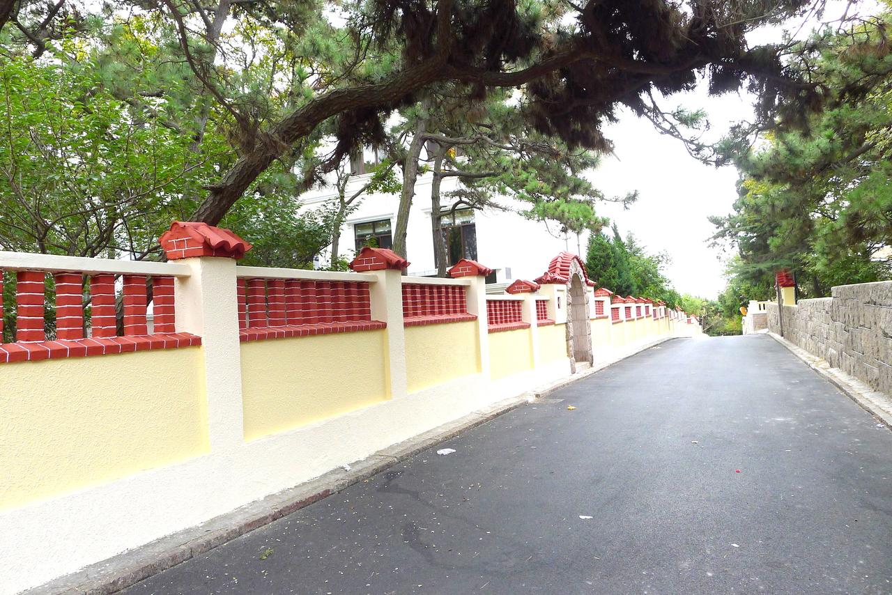 八大关低密度别墅区与行道树街景