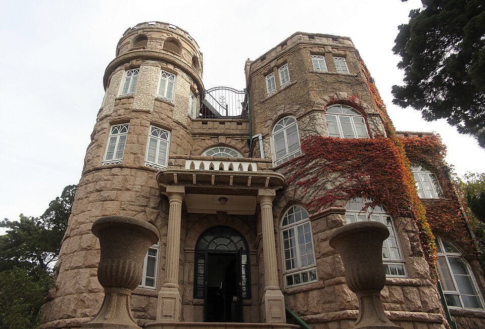 花石楼：建在礁石顶端的古堡式别墅