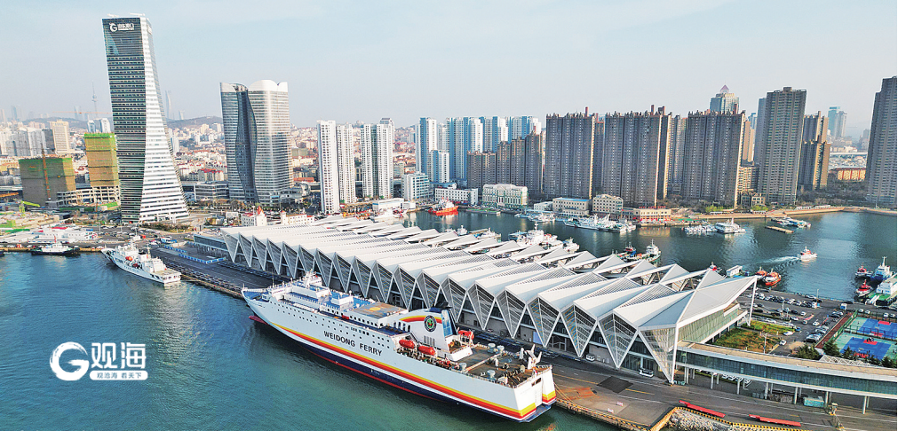 邮轮母港客运中心前广场，巨型邮轮停靠在泊位上