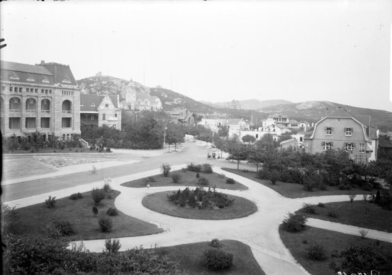 1913 年总督府南侧道路，可见轴线关系