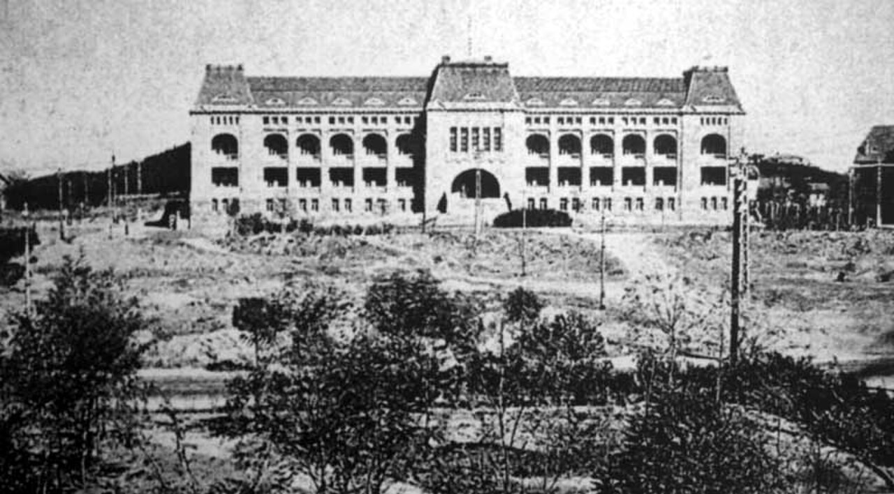 胶澳总督府历史照片（约1910年前，从南侧看）