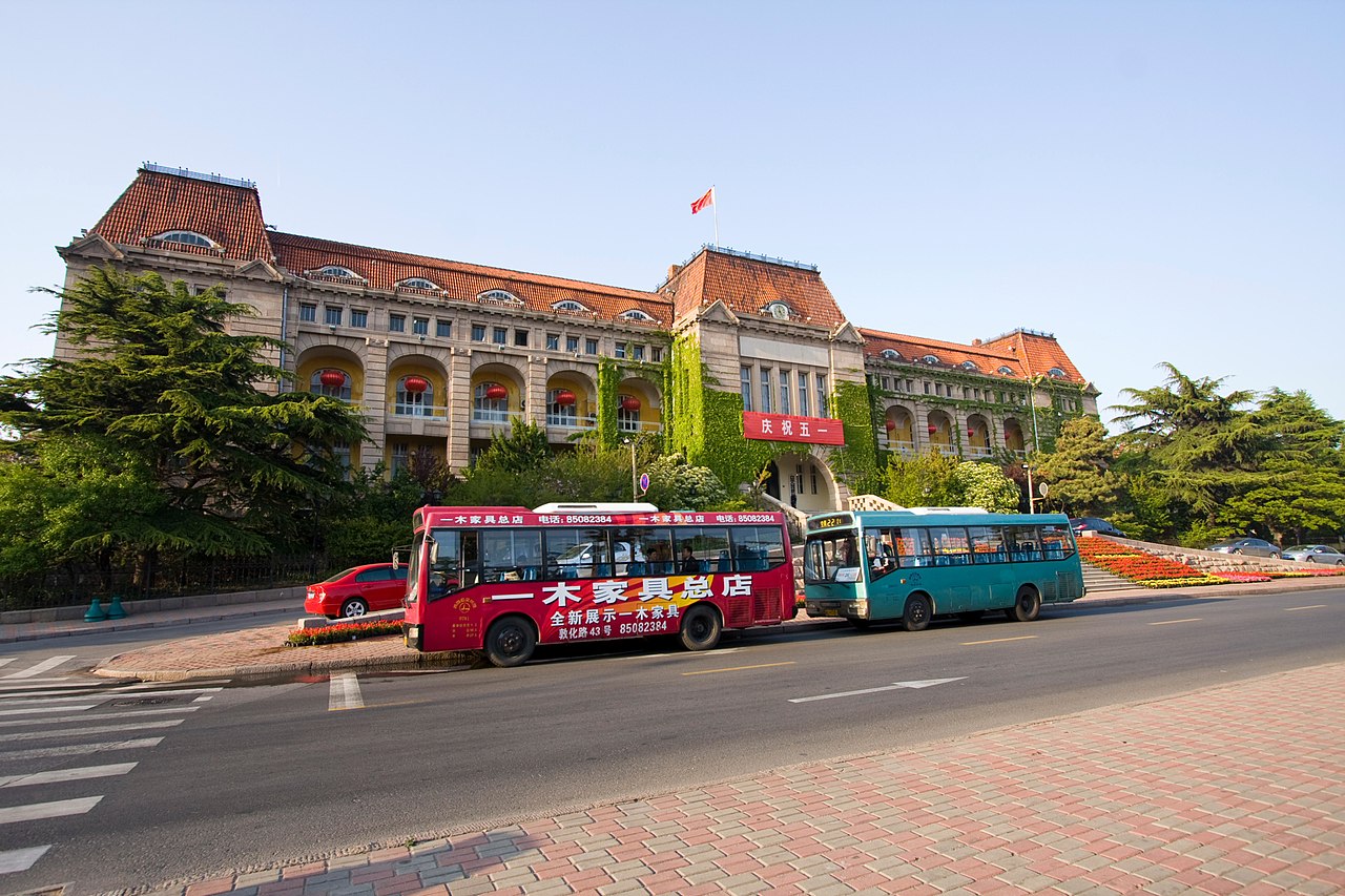 青岛路南端的海滨半圆形绿地,原为叶世克纪念碑位置,背后是青岛湾