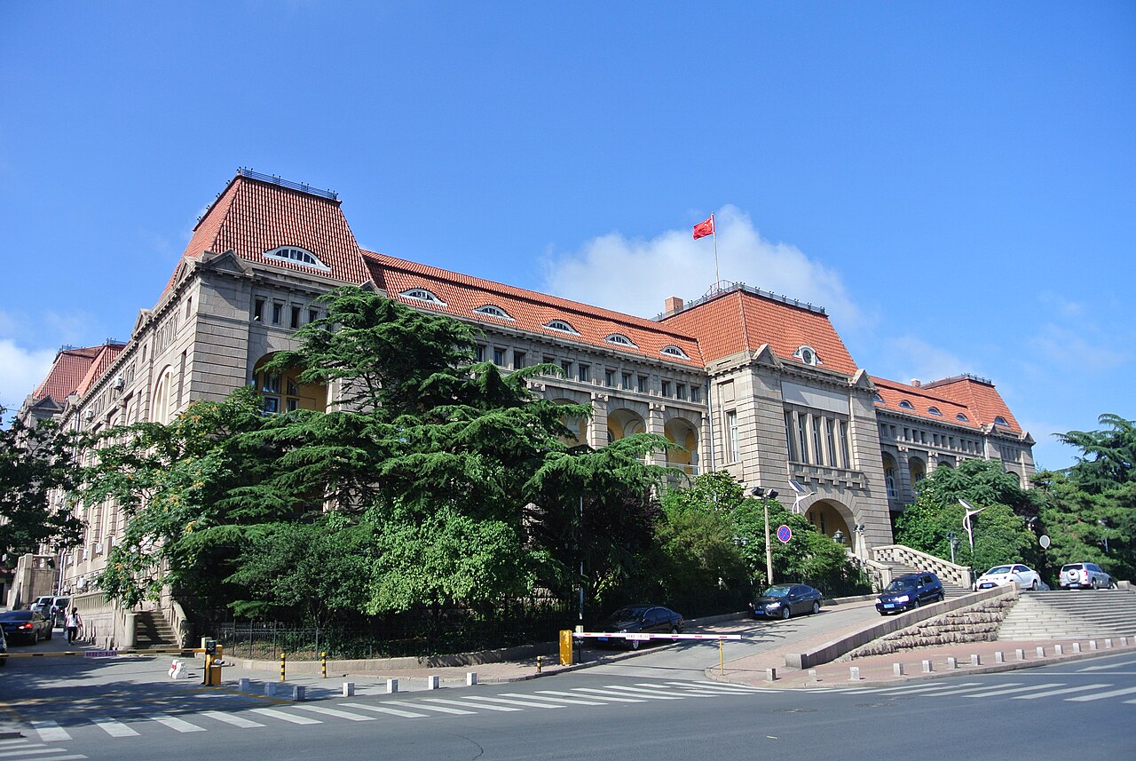 胶澳总督府正面:花岗岩台阶与凹字形对称立面