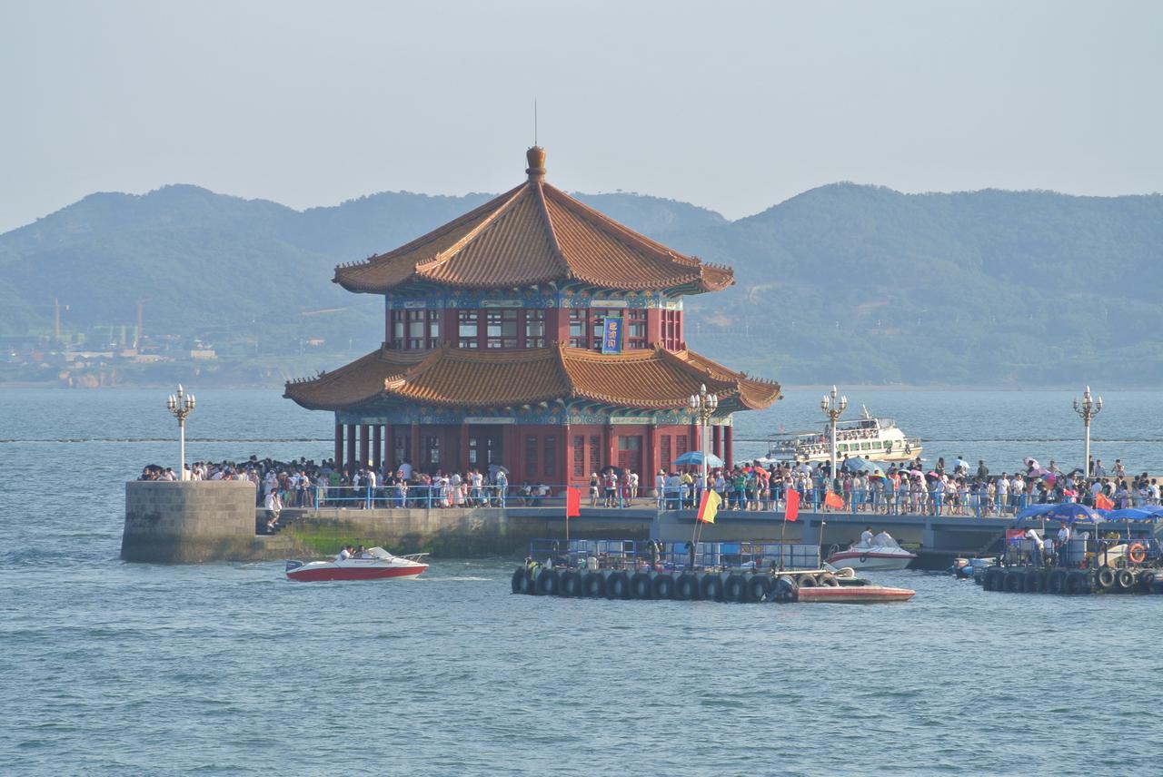 回澜阁近景:双层八角蓝瓦亭阁,24根朱色廊柱
