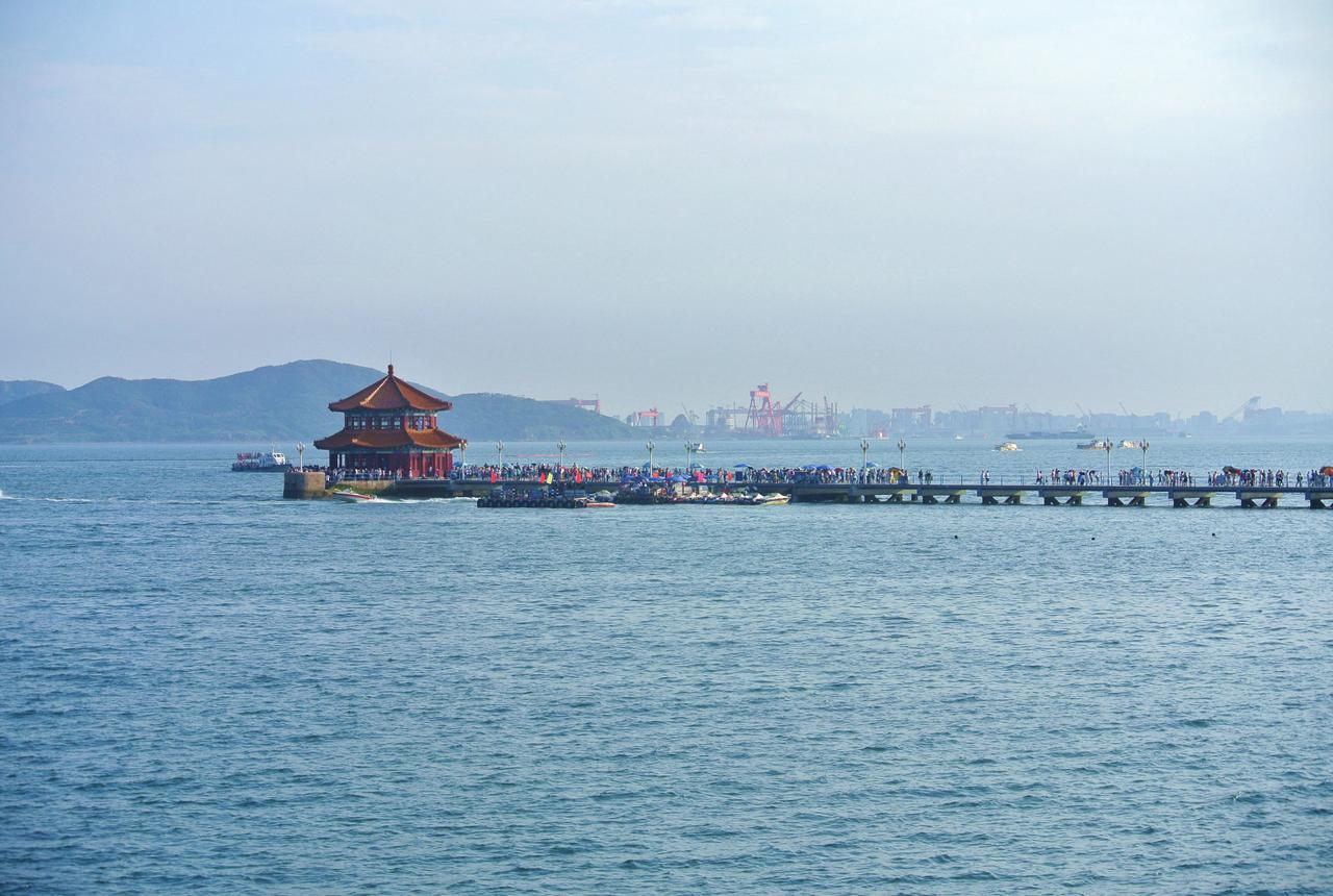 今天的栈桥全景:石砌引堤、透空钢架桥段和尽头的回澜阁