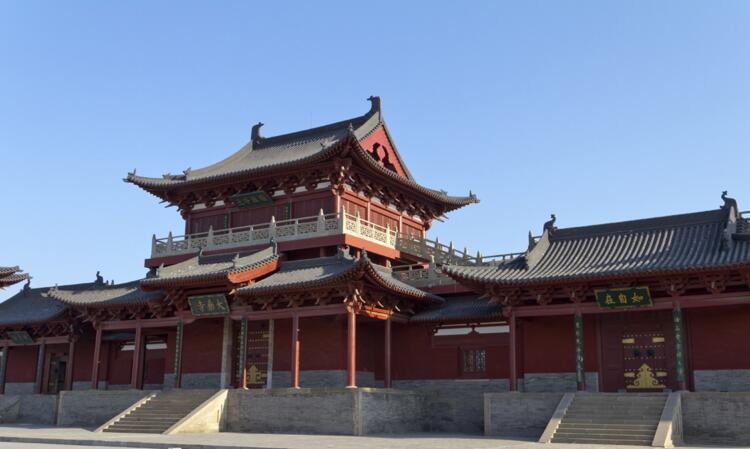 大雄宝殿屋顶的绿色琉璃瓦"大乘寺"三字