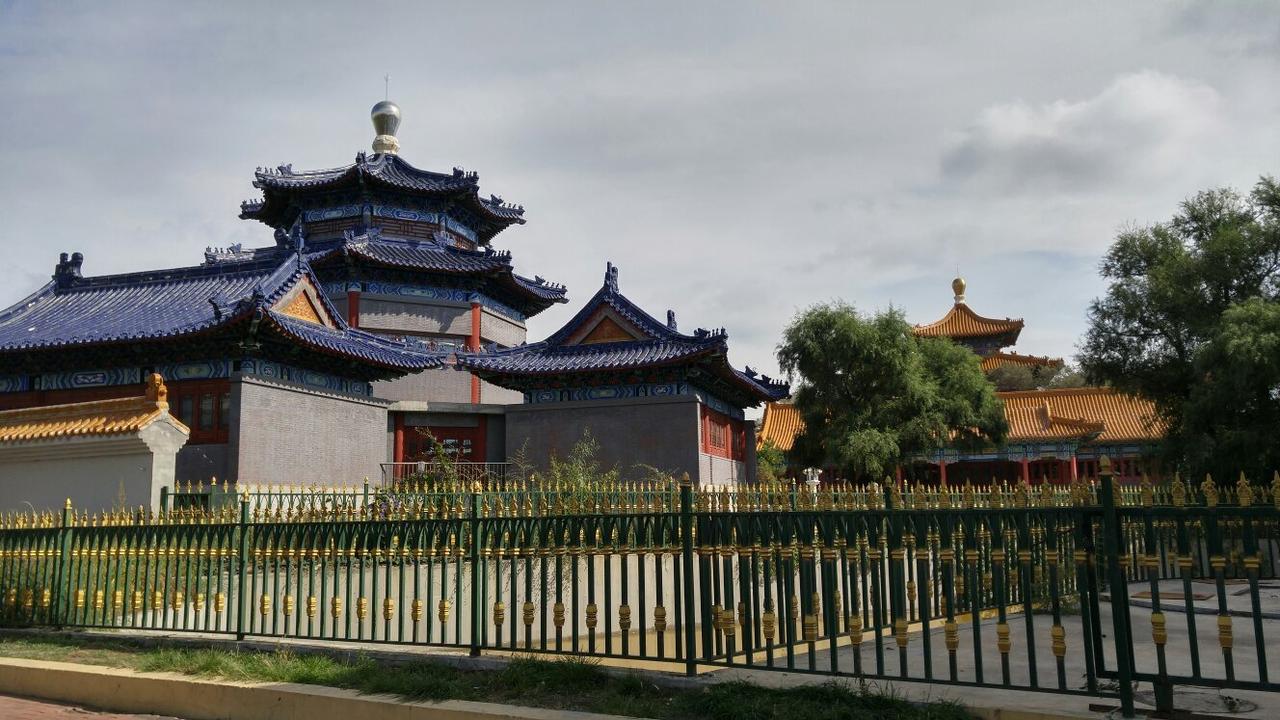 大乘寺庭院，可见八边形院墙与配殿