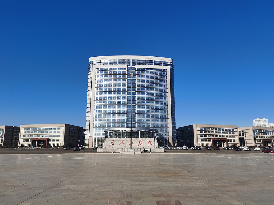 齐齐哈尔市政府大楼外观，苏式风格的行政办公建筑矗立于卜奎大街